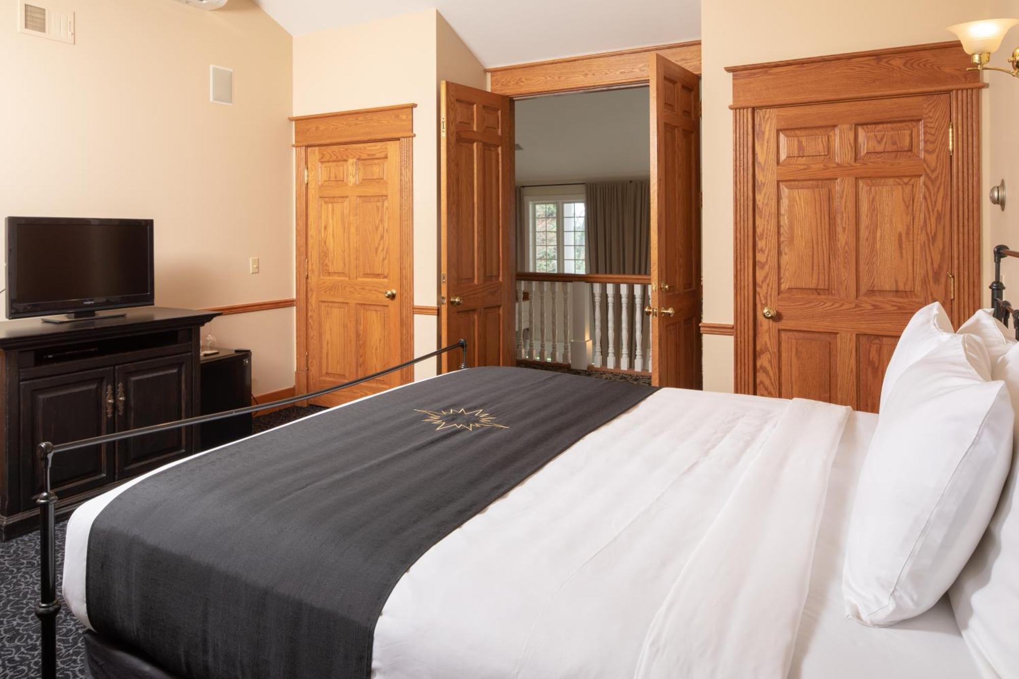 Inn At Black Star Farms Suttons Bay Room photo