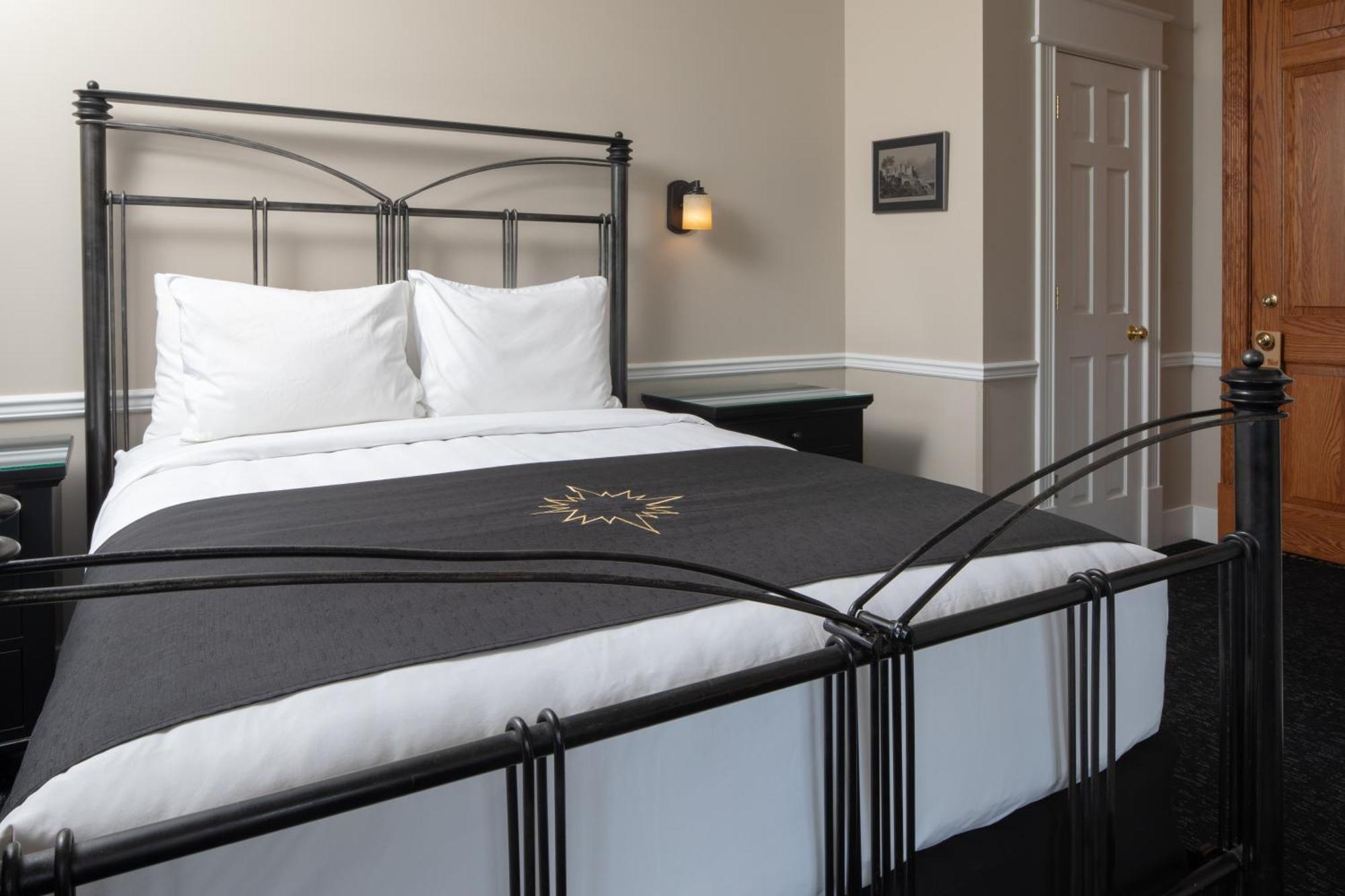 Inn At Black Star Farms Suttons Bay Room photo